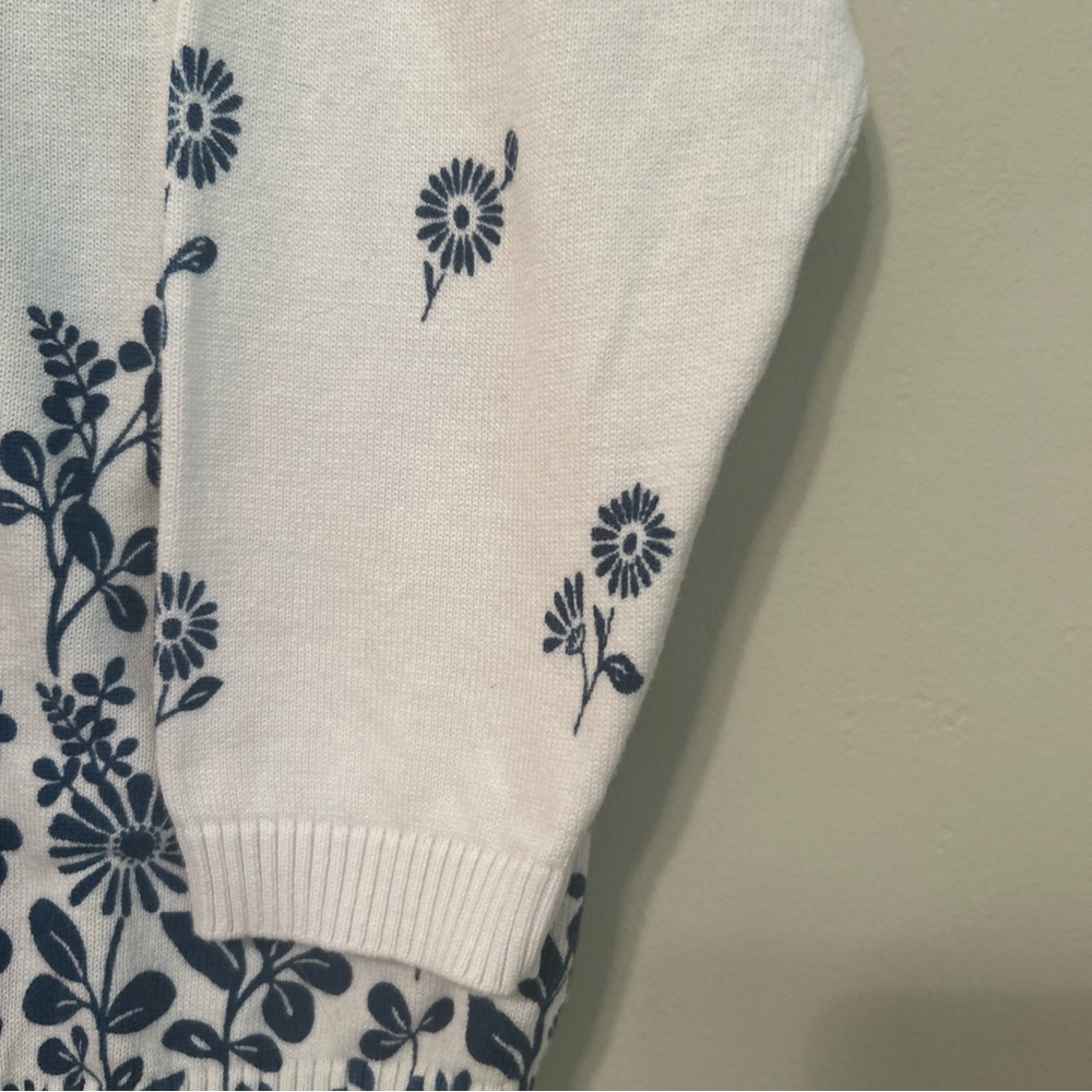 Women’s Cathy Daniels Blue and White Floral Cardigan Sweater. - Picture 5 of 8